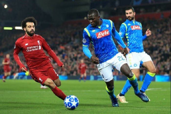 Mohamed Salah (kiri) dan Kalidou Koulibaly (kanan) saat Linverpool menjamu Napoli dalam ajang Liga C