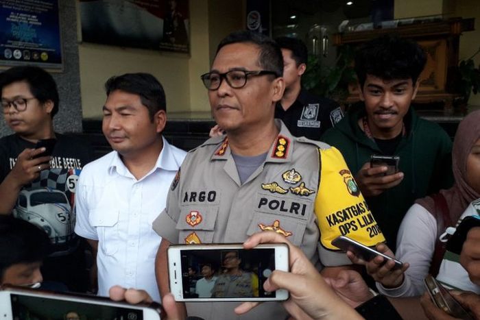 Ketua Tim Media Satgas Antimafia Bola Kombes Argo Yuwono memberikan keterangan kepada awak media di 