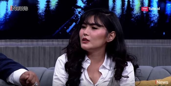 Angela Lee menceritakan kehidupan pedihnya selama di penjara kepada Hotman Paris.