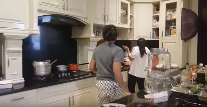 Bos Besar Sedang Liburan ke Eropa, ART Ashanty Sibuk Beres-beres Rumah yang Disebut Mirip Kapal Peca