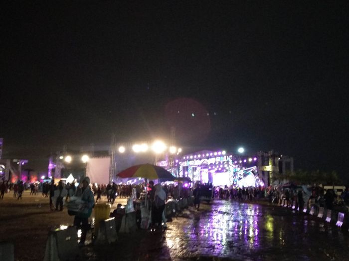 Diguyur Hujan Pengunjung Tetap Antusias Menikmati