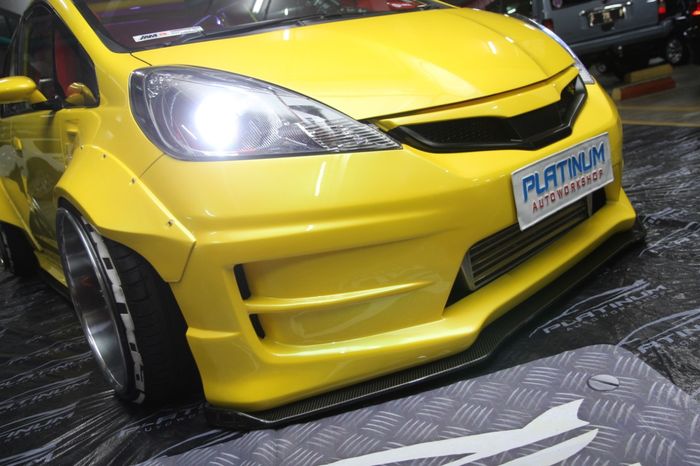 Bodykit  custom, menggabungkan bumper standar dengan custom