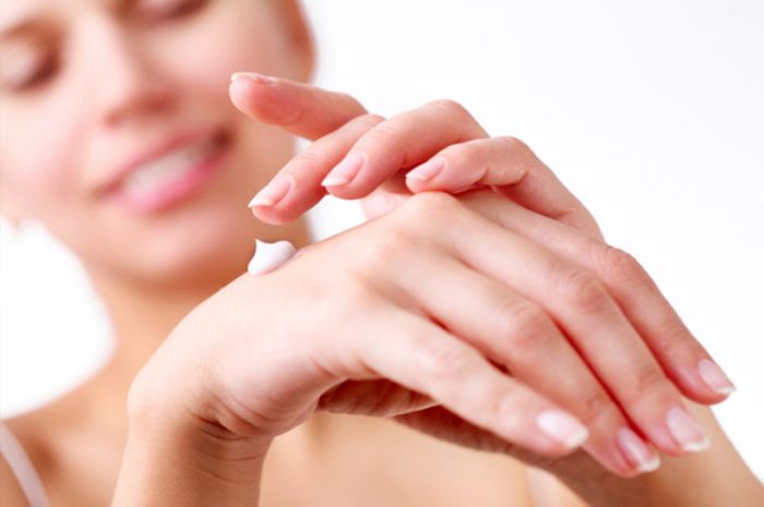 Melembapkan tangan dengan hand cream atau hand lotion