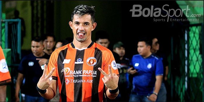 Penyerang Perseru Serui, Silvio Escobar, saat tampil melawan Arema FC pada pekan ke-12 Liga 1 2018 di Stadion Gajayana Malang, Jawa Timur, Rabu (06/06/2018) malam.