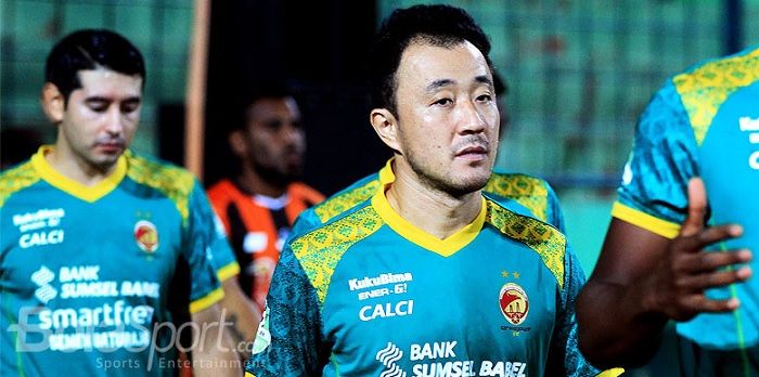 Gelandang Sriwijaya FC, Yoo Hyun-goo, berjalan memasuki lapangan menjelang laga melawan Perseru Serui pada pekan ke-11 Liga 1 2018 di Stadion Gajayana, Malang, Minggu (27/5/2018).