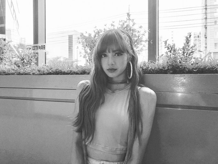 Inspirasi Jepit Rambut ala 90-an yang Bisa Kamu Contek - Lisa Blackpink