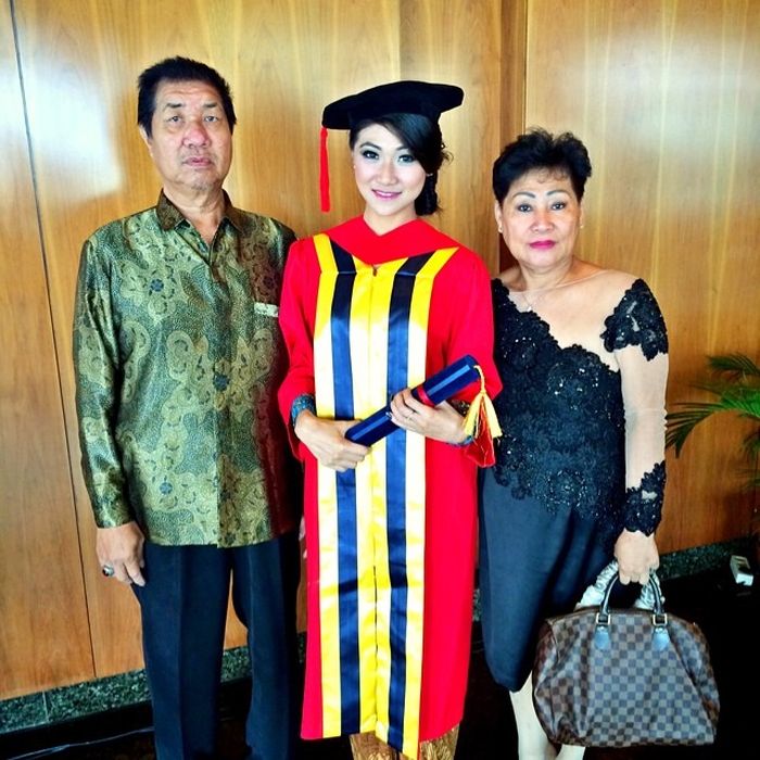 Fakta Theresa Wienathan, sahabat Nia Ramadhani