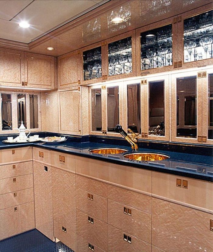 Pesawat bos Chelsea, Roman Abramovich dilengkapi dapur dengan insterior emas.