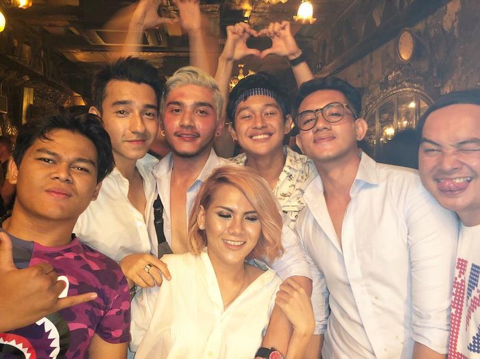 Kebersamaan Evelin, Isa Khan, Aliff Alim dan teman-teman mereka.