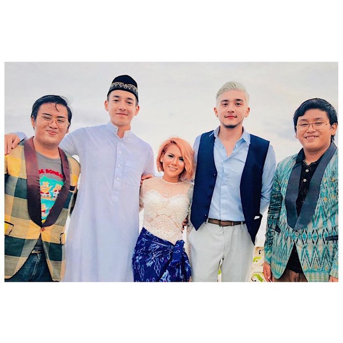 Kebersamaan Evelin dengan Isa Khan serta Aliff Ali. 