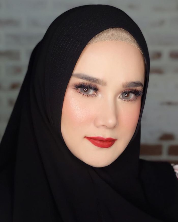 Mulan Jameela dengan hijab hitam