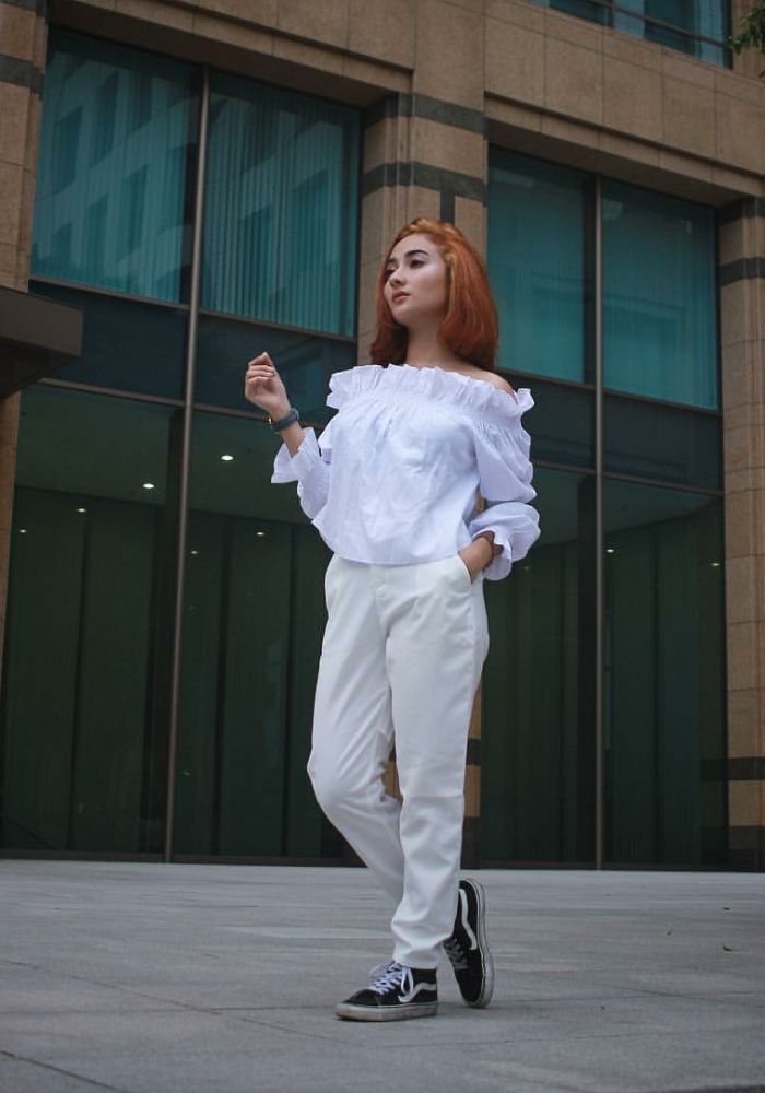 Tampilan Stylish Naomi Zaskia yang Dikabarkan Jadi Kekasih Sule - Serba Putih