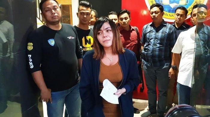 Avriellia Shaqqila keluar dari ruangan penyidik Subdit V Siber Ditreskrimsus Polda Jatim  (surya.co.id/mohammad romadoni)