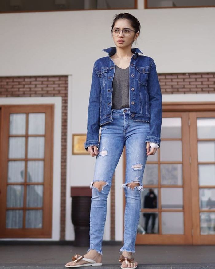 Contek Gaya Kasual Hot Mom Angel Karamoy Dengan Celana Jeans Keren Abis Bak Abg Semua Halaman Stylo Contek Gaya Kasual Hot Mom Angel Karamoy Dengan Celana Jeans Keren Abis Bak Abg Semua Halaman Stylo