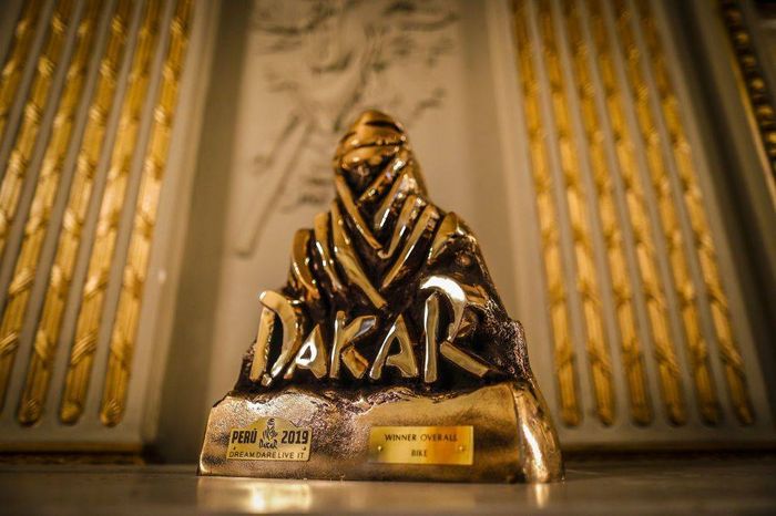Piala untuk pemenang Reli Dakar 2019