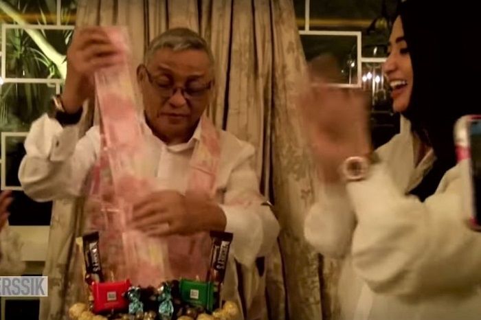 Berulang Tahun ke-67, Ayah Dewi Perssik, Mochammad Aidil Dapat Kejutan dari sang Putri