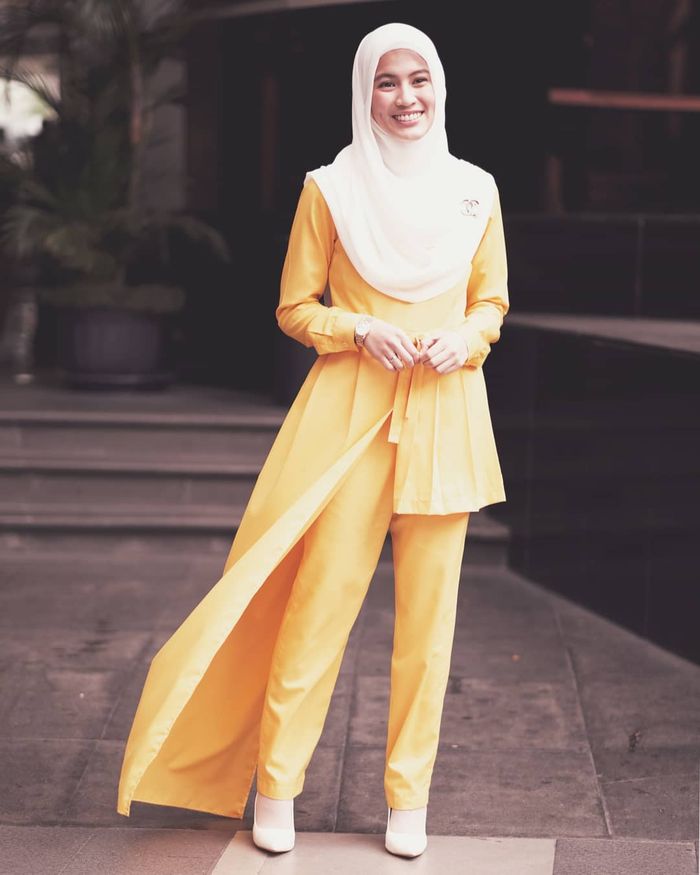 Gaya hijab syar'i santun Alyssa Soebandono saat pakai bros branded mewah