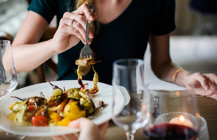 hindari makan makanan yang asam dan pedas 
