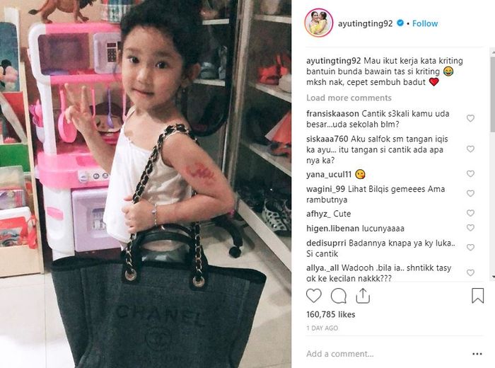 Bilqis berpose sambil menenteng tas mewah seharga puluhan juta
