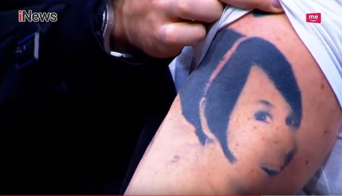 Tyson Lynch menunjukkan tato wajah Melaney Ricardo di lengan kirinya