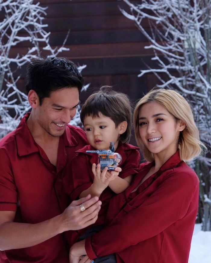 Richard Kyle bersama Jessica Iskandar dan El Barack mengenakan baju warna senada.