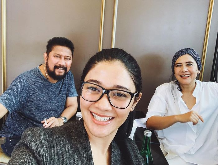 Naysilla makan bersama orang tuanya