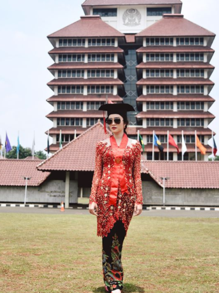 Kebaya wisuda ala Febby Rastanty