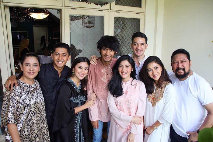 Keluarga Mirdad saat Idul Fitri