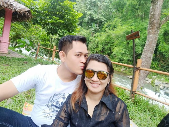 Foto Mesra Mantan Suami Elly Sugigi, Ferry Anggara dan Istrinya