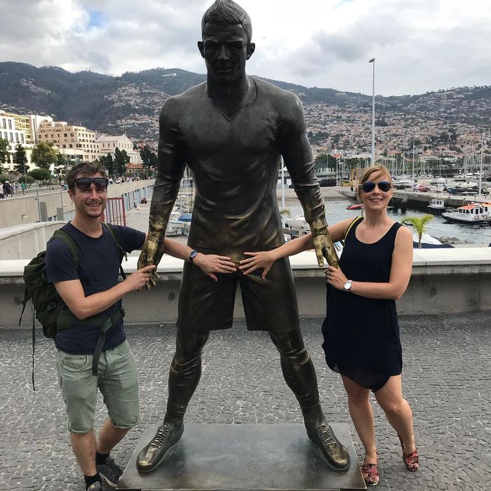 Patung Ronaldo sering dipegang di bagian pribadinya