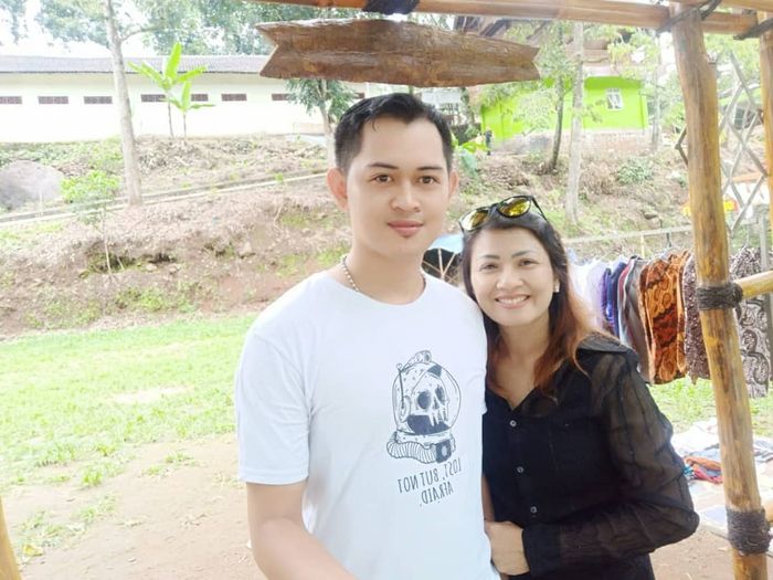 Foto Mesra Mantan Suami Elly Sugigi, Ferry Anggara dan Istrinya