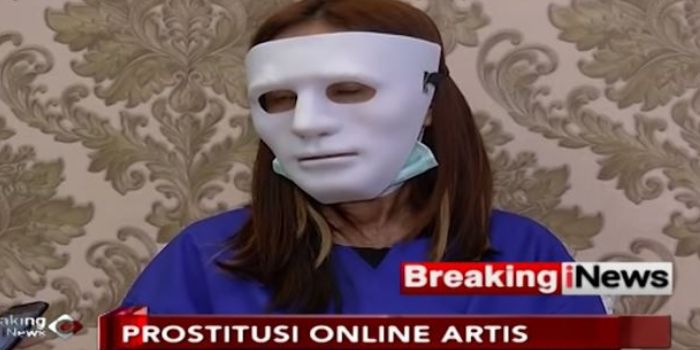 Mucikari membeberkan praktik bisnis esek-esek prostitusi yang melibatkan artis.