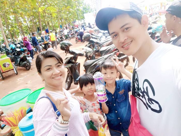 Foto Mesra Mantan Suami Elly Sugigi, Ferry Anggara dan Istrinya