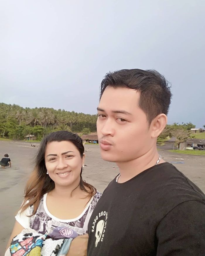 Foto Mesra Mantan Suami Elly Sugigi, Ferry Anggara dan Istrinya