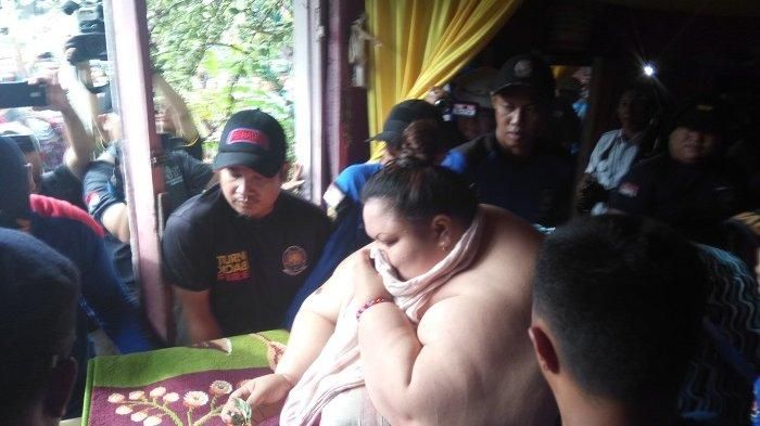 Proses evakuasi Titi Wati, wanita tergemuk di Kalteng cukup menegangkan.