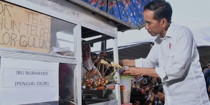 Ungahan Presiden Jokowi sedang jajan cilok di salah satu lapak dalam rangkaian kunjungan kerjanya di Lapangan Gongseng, Ciracas, Jakarta Timur.