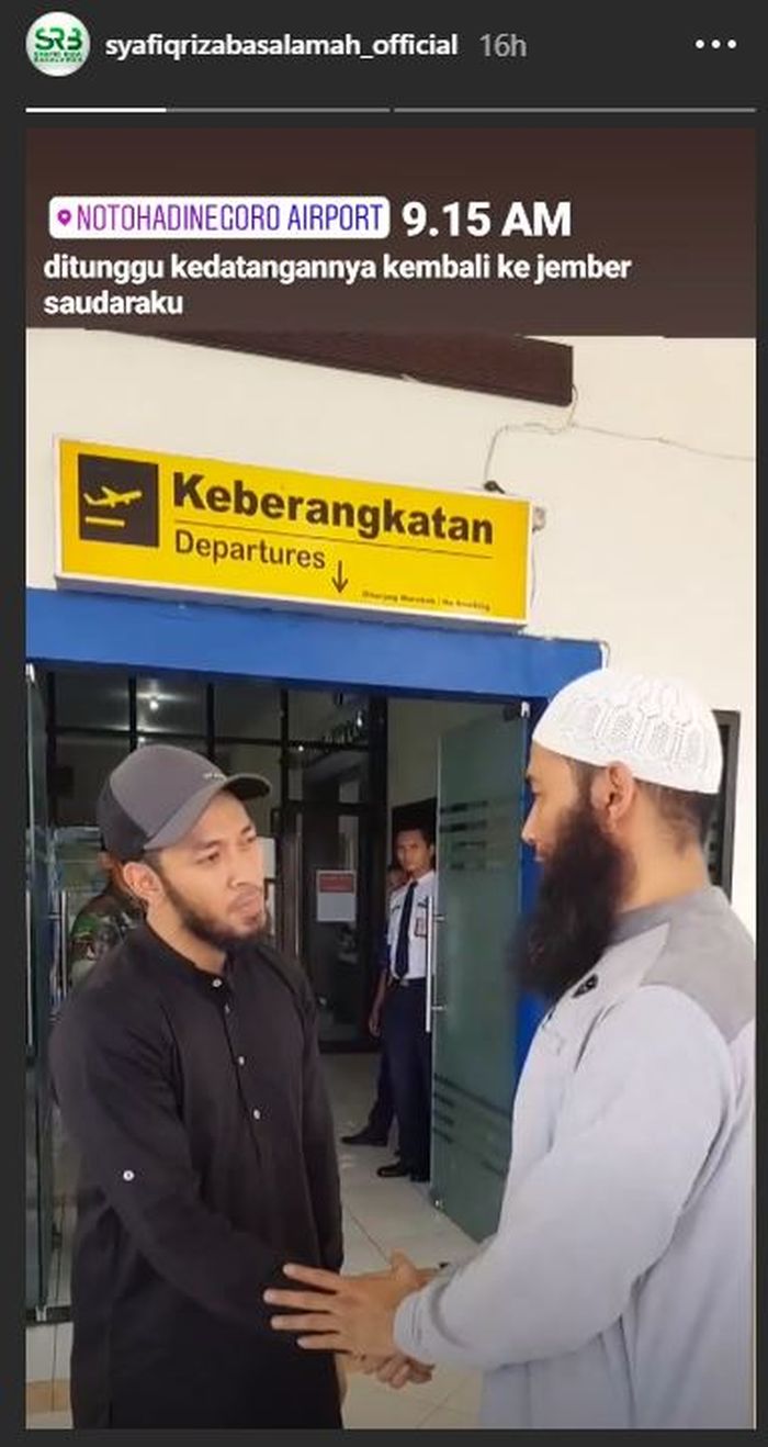 Uki NOAH diberikan petuah oleh ustaz Syafiq Riza Basalamah di bandara, sebelum kembali ke Ibu Kota. (Instagram | @syafiqrizabasalamah_official)