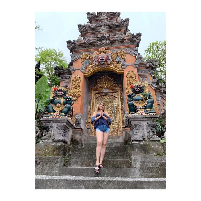 Gaya seksi Sarah Azhari dengan off shoulder top dan hotpants