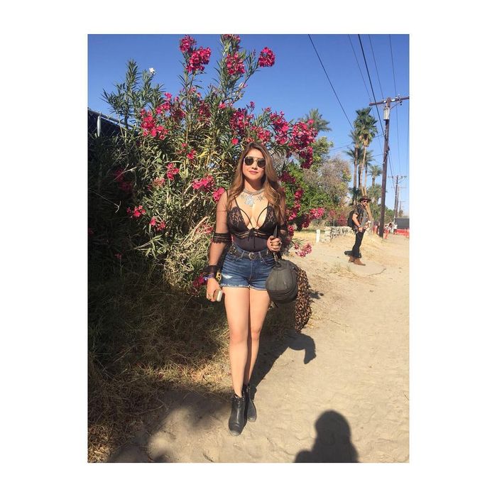 Gaya seksi Sarah Azhari dengan sheer top dan hotpants