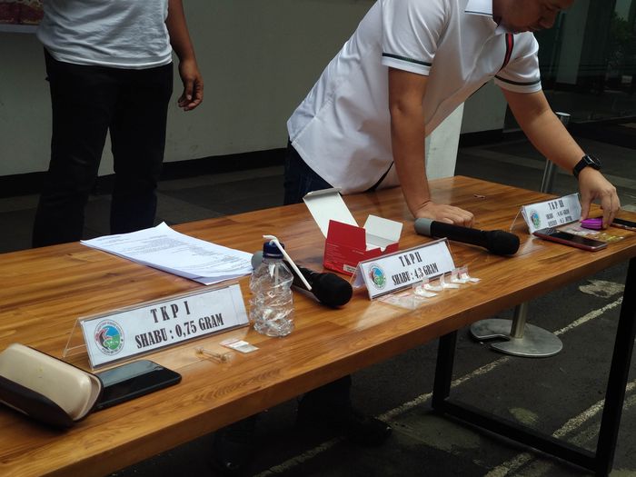 Polisi memperlihatkan barang bukti kasus narkoba Caca Duo Molek di Polda Metro Jaya, Senin (14/1/201