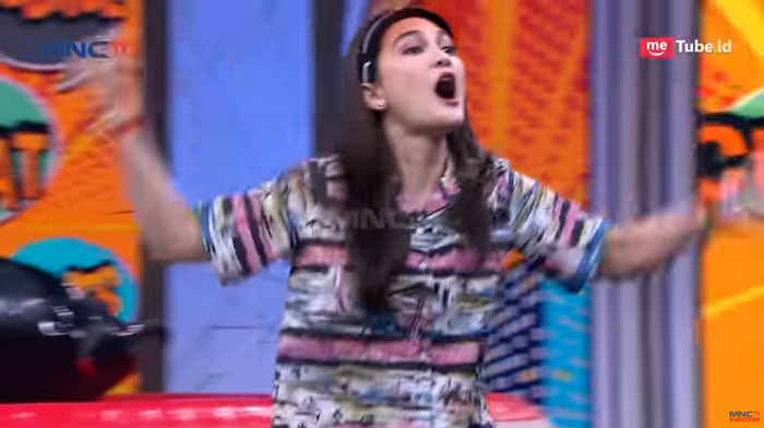 Luna Maya protes ke kru