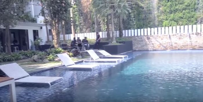 Penampakan kolam renang rumah Momo Geisha bak villa di Bali