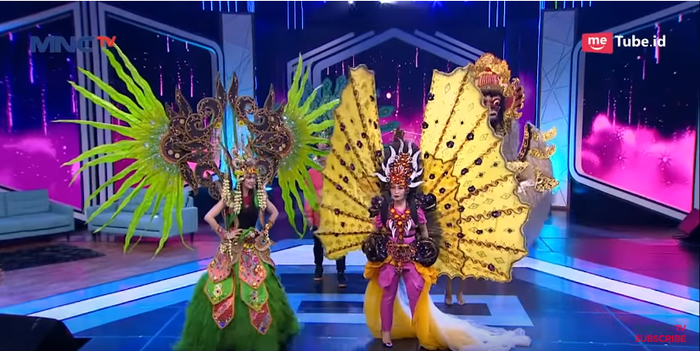 Luna Maya dan Ayu Dewi tampil dengan kostum unik
