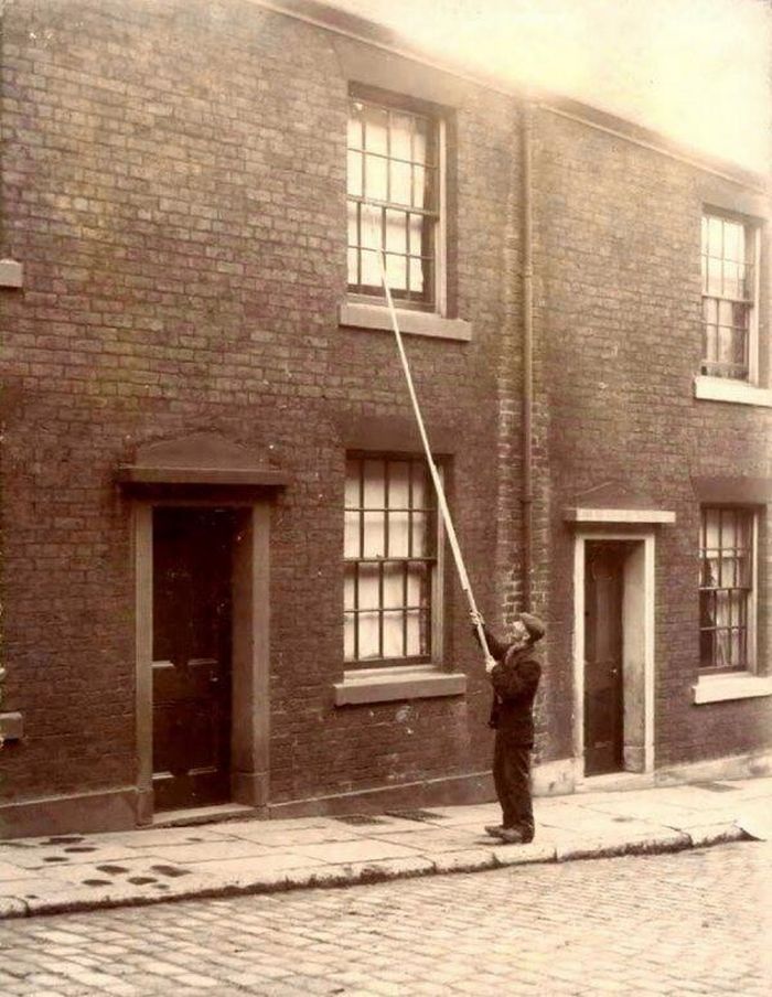 Knocker-upper