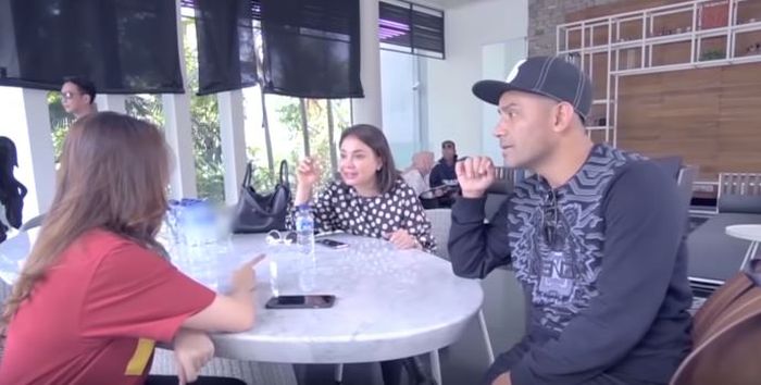 Ruang santai tempat Momo, Judika, dan Rossa menikmati pemandangan kolam renang
