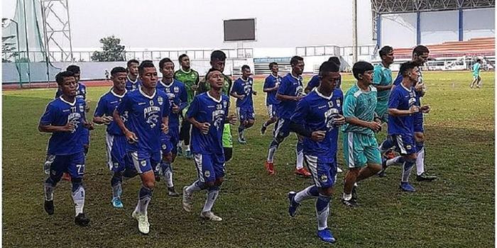Sejumlah pemain Persib Bandung berlatih di Stadion Sport Jabar Arcamanik, Kota Bandung, Senin (14/1/