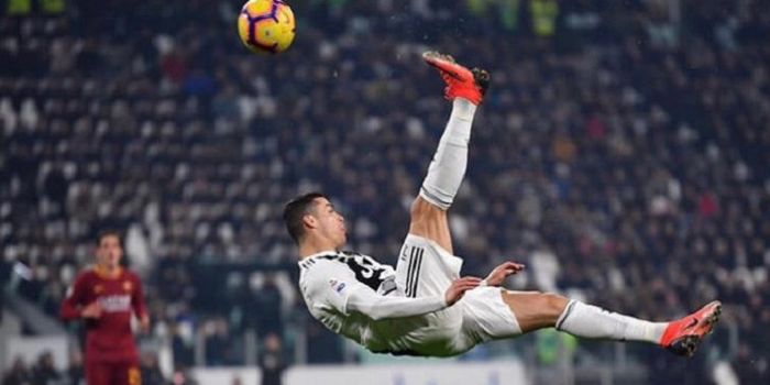 Megabintang Juventus, Cristiano Ronaldo, mendapatkan tamu spesial, yakni Floyd Mayweather, ketika me