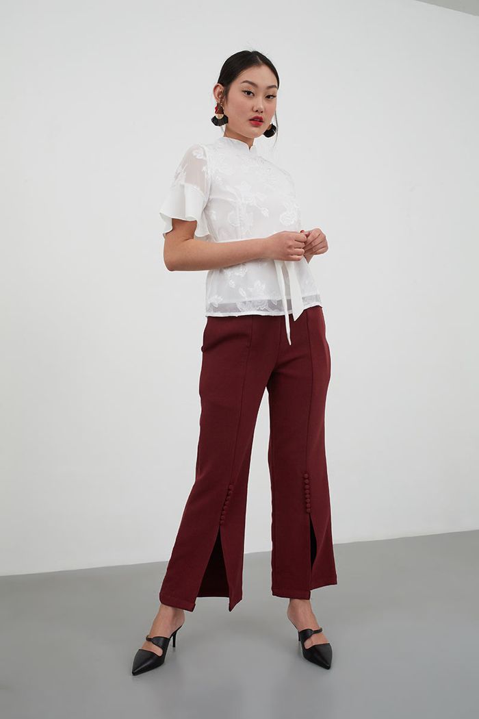 Ruffle Blouse dengan Celana Merah