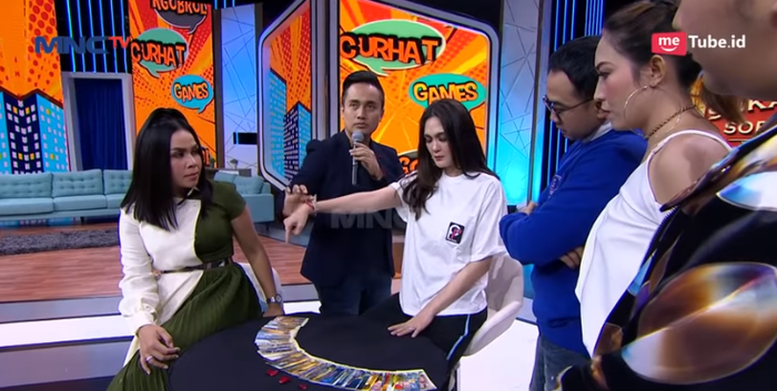 Denny Darko ramal kisah cinta Luna Maya pakai kartu tarot