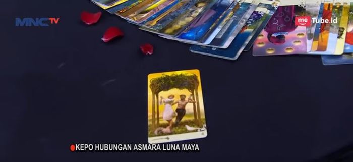 Luna Maya pilih kartu tarot yang disusun oleh Denny Darko